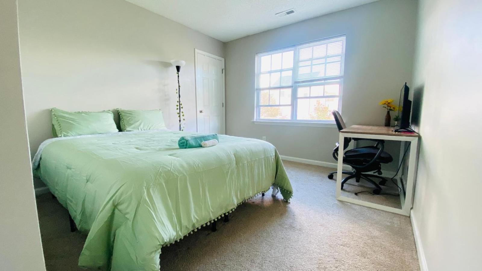 Spacious Room With Shared Bathroom Raleigh Exteriör bild